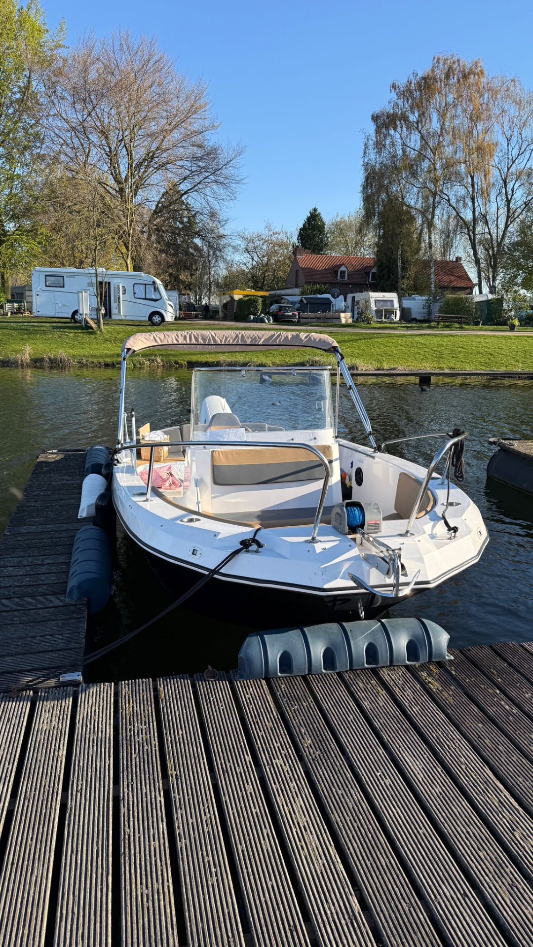 Blueliner Sportboot Bug-Ansicht