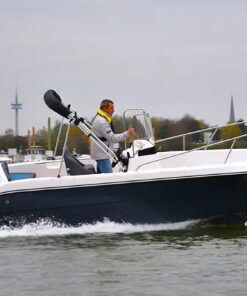Sportboot mit Skipper auf der Maas