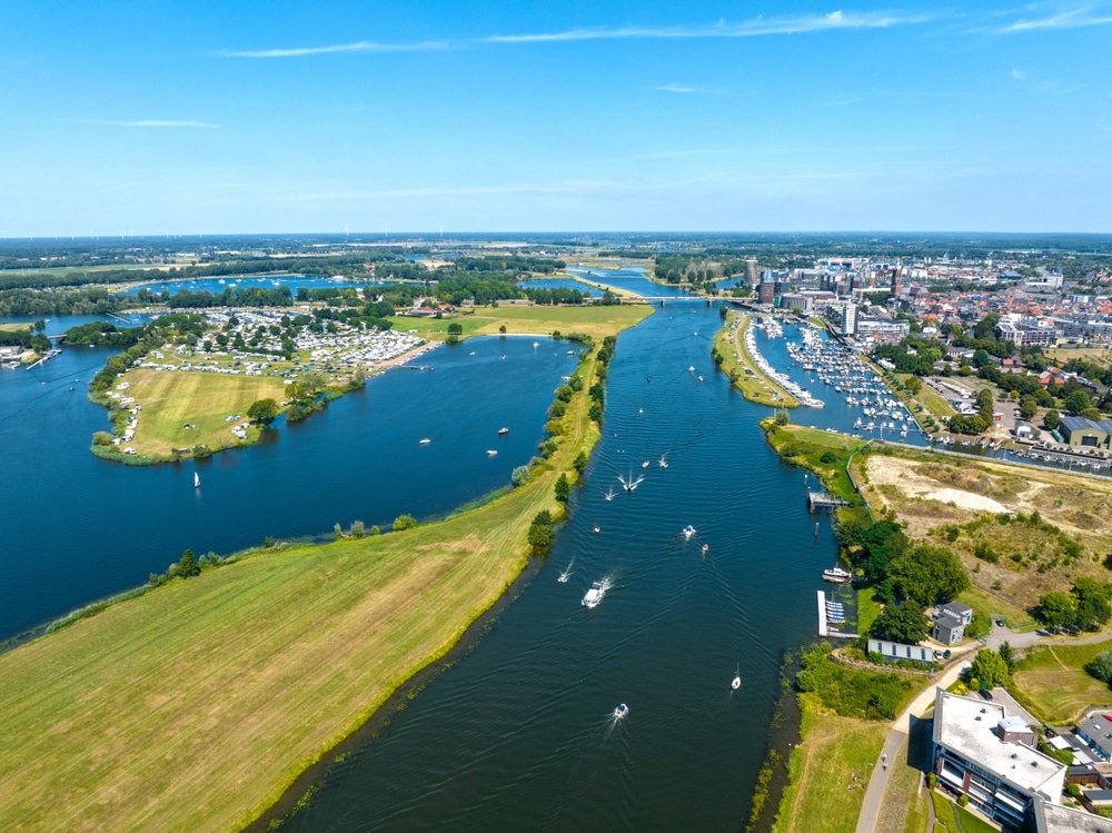 Maasplassen bei Roermond – Wasser, Strände und Beachclubs aus der Luft